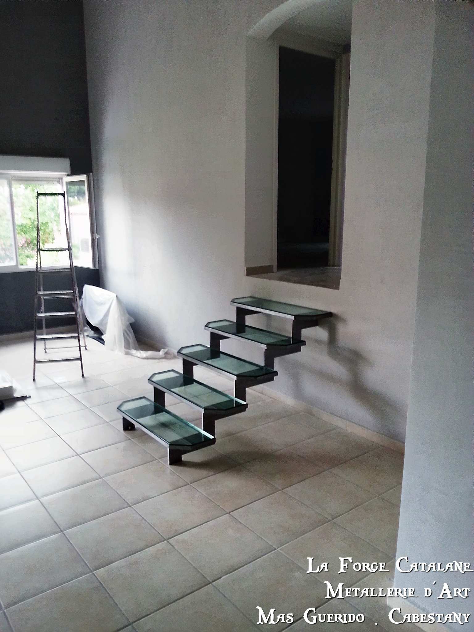 Escalier limons cremaillere marches verre 2 forge catalane.jpg